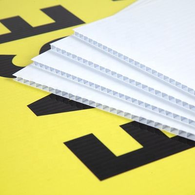 Le blanc a ridé coloré imprimable de feuille en plastique des feuilles 4x8 Coroplast