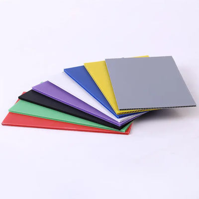 Panneau en plastique recyclable durable PP Hollow Sheet, idéal pour l'emballage, l'expédition, la publicité, la signalisation et les plateaux de semis agricoles.