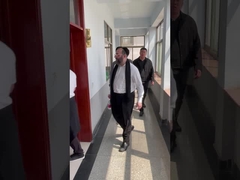 Le client a également visité notre pièce témoin et a vu les boîtes de chiffre d'affaires de divers s en plastique ondulé