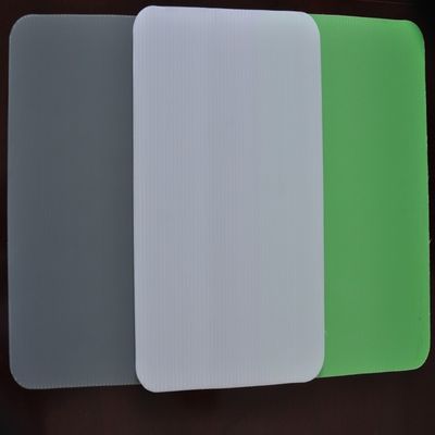 Le plastique coloré de Corflute couvre 4mm a ridé le conseil de plastique