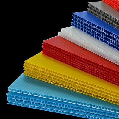 la feuille 8mm blanche Corona Treatment Corrugated pp de 6mm Coroplast embarquent