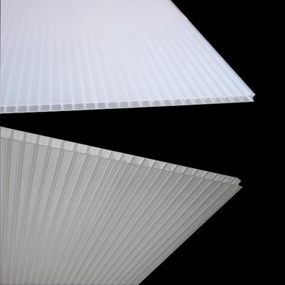 Le blanc a ridé coloré imprimable de feuille en plastique des feuilles 4x8 Coroplast