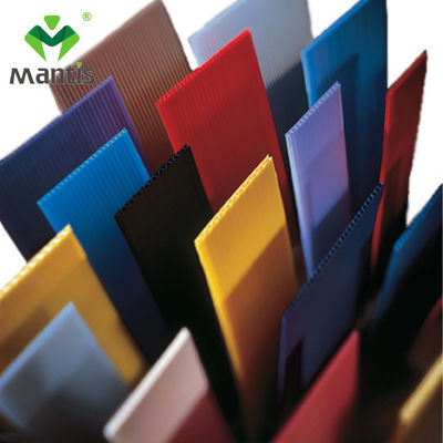 La feuille creuse rouge Corflute Coroplast de 1.6mm pp a tuyauté la feuille de polypropylène