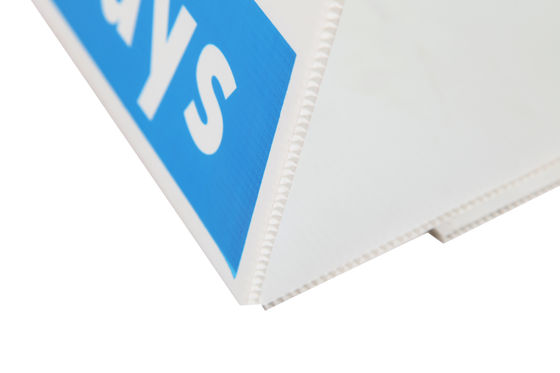 signes UV de triangle de Corflute de preuve d'Eco de signe ondulé en plastique de rôle de 3mm