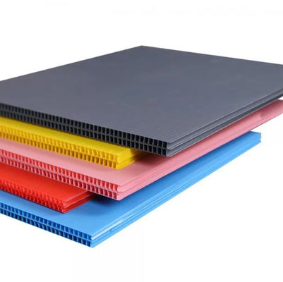 La feuille creuse Coroplast du noir 1.8mm pp a ridé le conseil de plastique