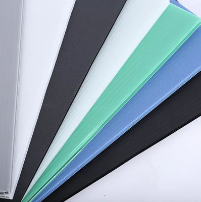 La feuille creuse Coroplast du noir 1.8mm pp a ridé le conseil de plastique