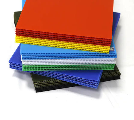 La cavité noire en plastique ridée des feuilles 4x8 Coroplast pp a ridé la feuille