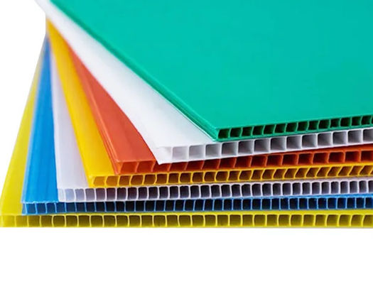 La cavité noire en plastique ridée des feuilles 4x8 Coroplast pp a ridé la feuille