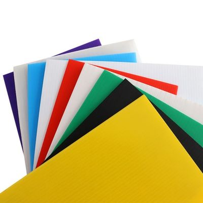Feuille de plastique ondulé disponible en différentes tailles, couleurs et épaisseurs, adaptée aux applications et projets personnalisés.