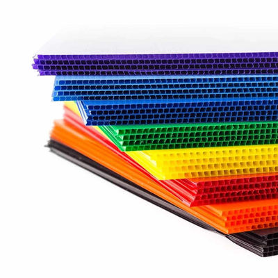 Feuille de plastique ondulé disponible en différentes tailles, couleurs et épaisseurs, adaptée aux applications et projets personnalisés.