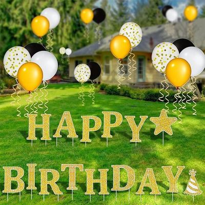 La cour extérieure faite sur commande signe la carte de cour de joyeux anniversaire avec des enjeux