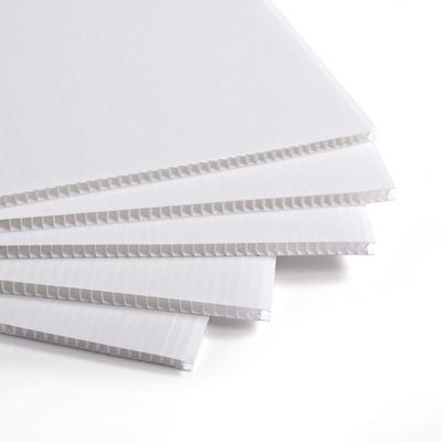 La feuille de Corflute de polypropylène a adapté la feuille aux besoins du client en plastique ondulée rigide réutilisée