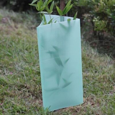 PP Tree Guard est léger, durable, imperméable et facile à installer. Il protège les jeunes arbres du vent, des animaux et des dommages, avec des tailles, des couleurs, des épaisseurs et des motifs personnalisables.